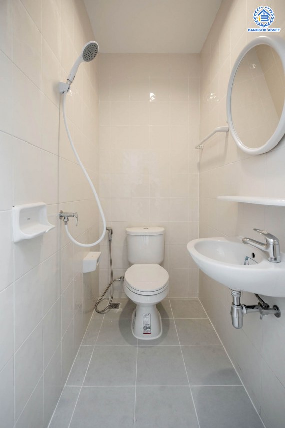 บ้านมือสองตกแต่งใหม่ โครงการ เพอร์เฟคมาสเตอร์พีซ รัตนาธิเบศร์ หลังใหญ่กว่า 91.4 ตร.ว. ฟังก์ชัน 3 ห้องนอน 5 ห้องน้ำ 1 ห้องแม่บ้าน จอดรถได้ 2 คัน พร้อมบรรยากาศโครงการสุด Luxury บนทำเลเชื่อมต่อทุกการเดินทาง ใกล้รถไฟฟ้าสายสีม่วง "สถานีไทรม้า" และจุดขึ้นทางด่วน "งามวงศ์วาน"